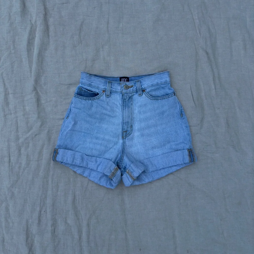 Urban Outfitters BDG Light Wash Denim Jean High Rise Short Shorts Size 24 - Picture 6 of 13
